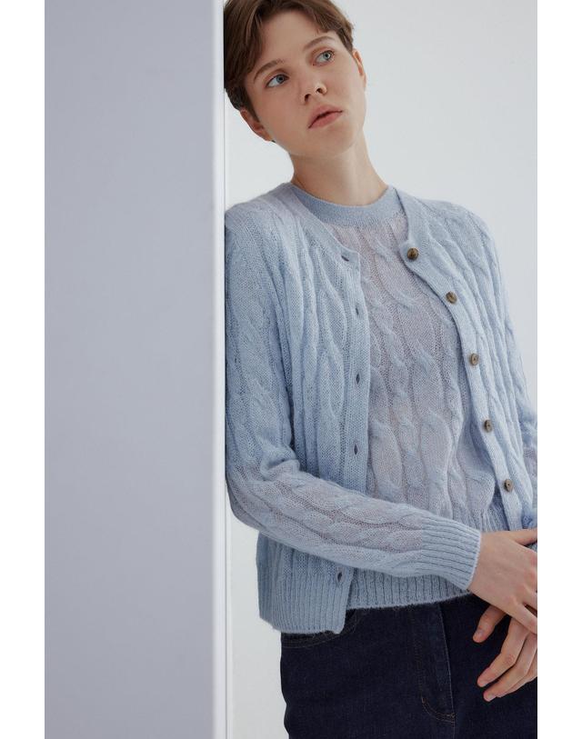 일라일 [ILAIL] 케이블 라운드넥 니트 가디건_라이트 블루 IA15351810 착용컷