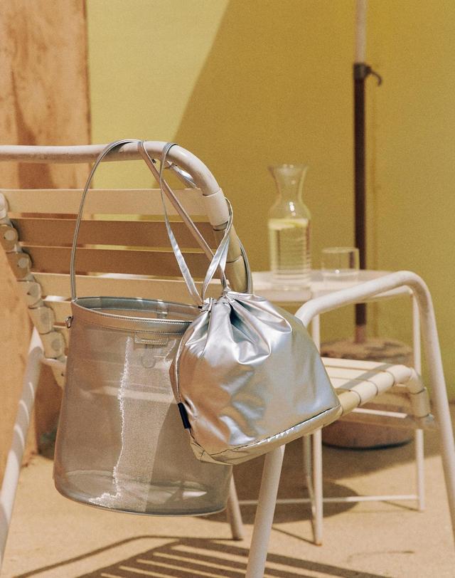 모어모르 ONDE BAG 매쉬백 silver 착용컷