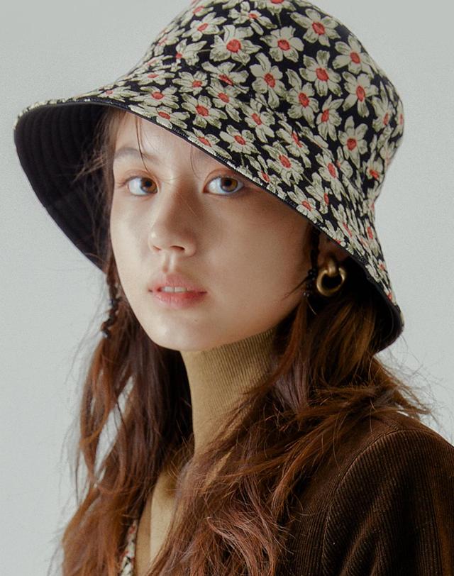 썸띵굿 Corduroy Daisy Reversible Bucket Hat 블랙 착용컷