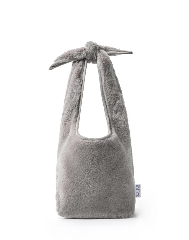 썸띵굿 Fluffy Tie Eco Bag - Small 착용컷