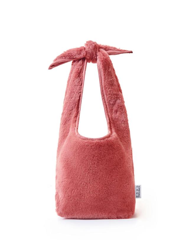 썸띵굿 Fluffy Tie Eco Bag - Small 착용컷