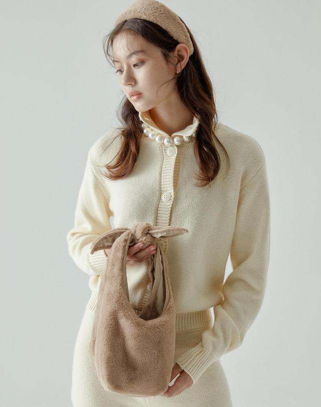 썸띵굿 Fluffy Tie Eco Bag - Small 착용컷