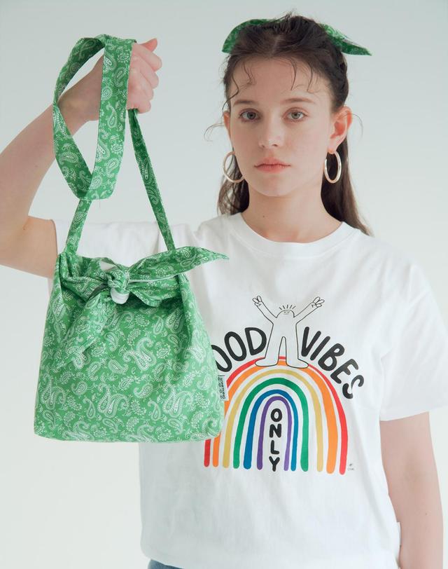 썸띵굿 Paisley Tie Eco Bag Mini-Cross_GREEN 초록 착용컷