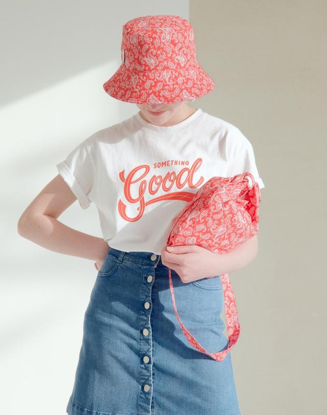 썸띵굿 STG Reversible Bucket Hat_RED SOLID X RED PAISLEY 레드 착용컷