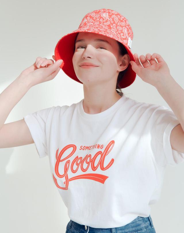 썸띵굿 STG Reversible Bucket Hat_RED SOLID X RED PAISLEY 레드 착용컷