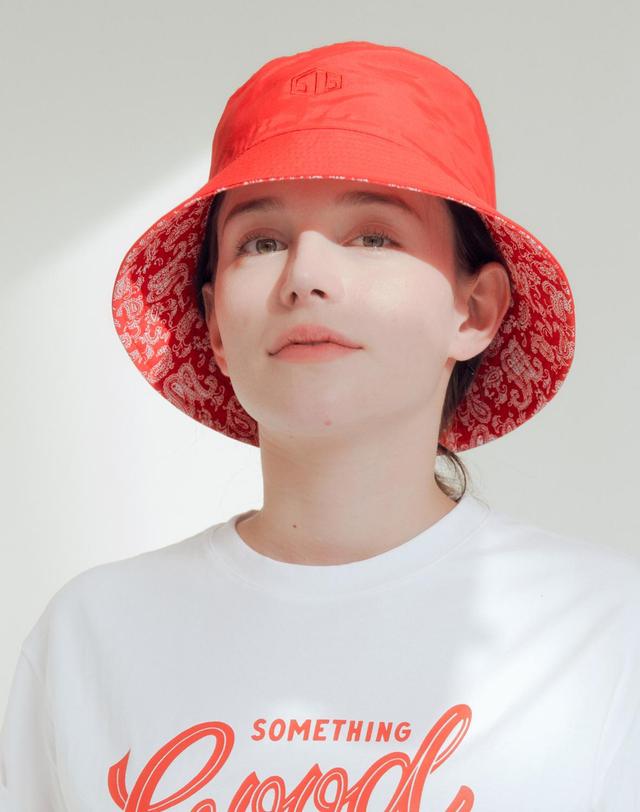 썸띵굿 STG Reversible Bucket Hat_RED SOLID X RED PAISLEY 레드 착용컷