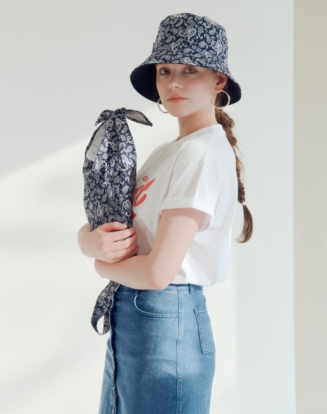 썸띵굿 STG Reversible Bucket Hat_NAVY SOLID X NAVY PAISLEY 네이비 착용컷