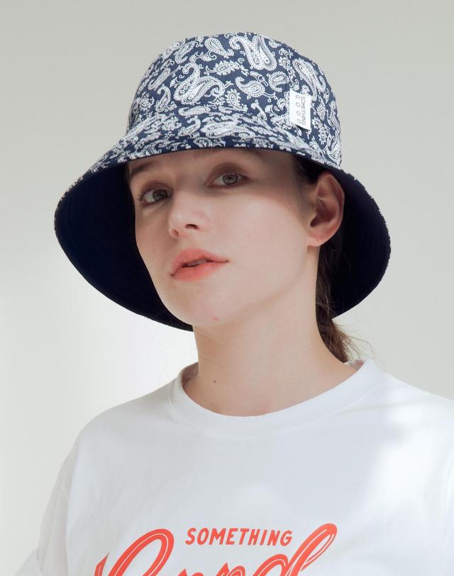 썸띵굿 STG Reversible Bucket Hat_NAVY SOLID X NAVY PAISLEY 네이비 착용컷