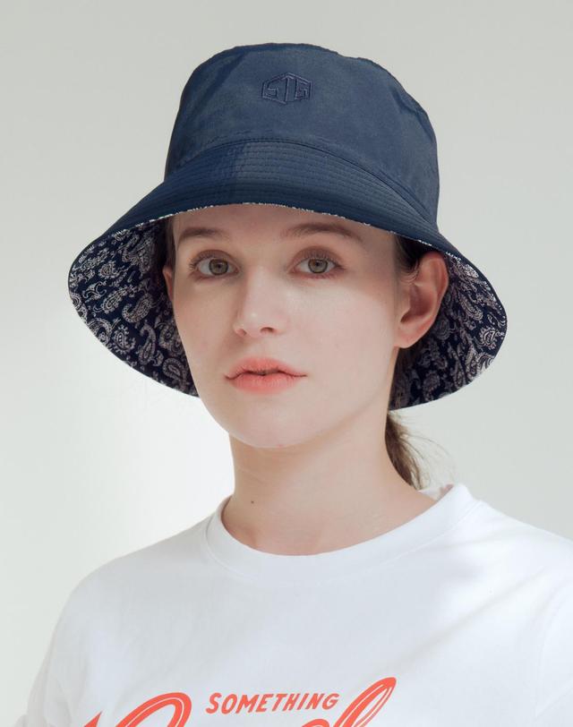 썸띵굿 STG Reversible Bucket Hat_NAVY SOLID X NAVY PAISLEY 네이비 착용컷