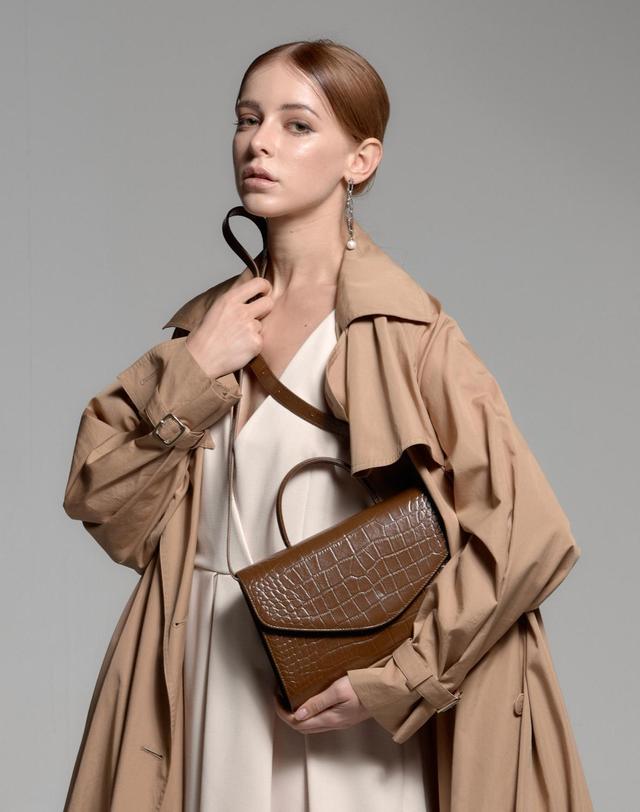 썸띵굿 VELO TOTE BAG_BROWN 착용컷