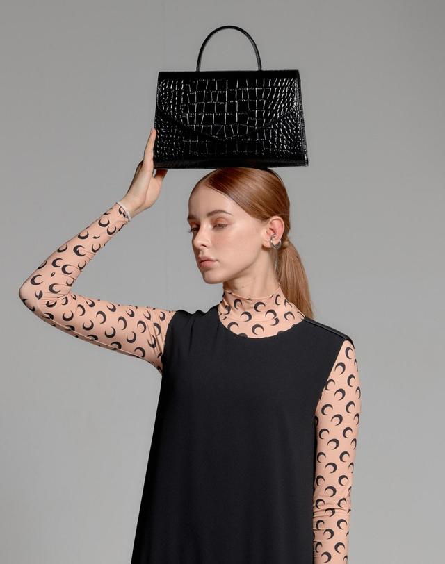 썸띵굿 VELO TOTE BAG_BLACK 착용컷