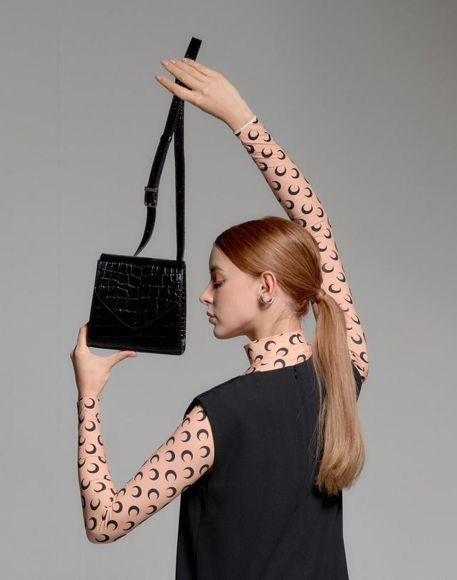 썸띵굿 VELO BELT BAG_BLACK 착용컷