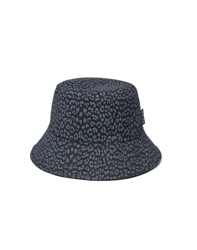 썸띵굿 STG Reversible Bucket Hat_Leopard 브라운 착용컷