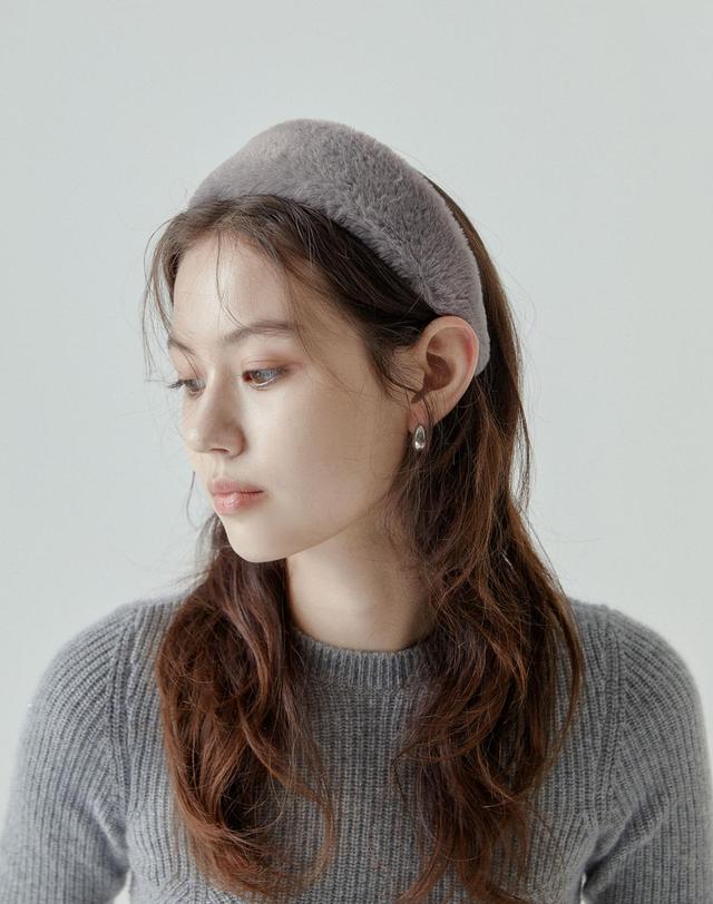 썸띵굿 Fluffy hairband 착용컷
