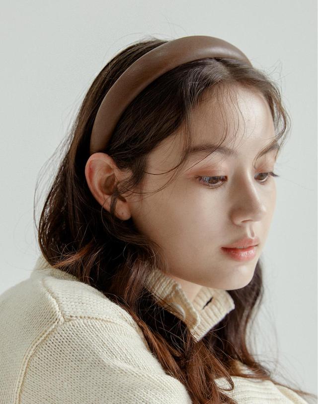 썸띵굿 Cushion Hairband Eco Lather 브라운 착용컷