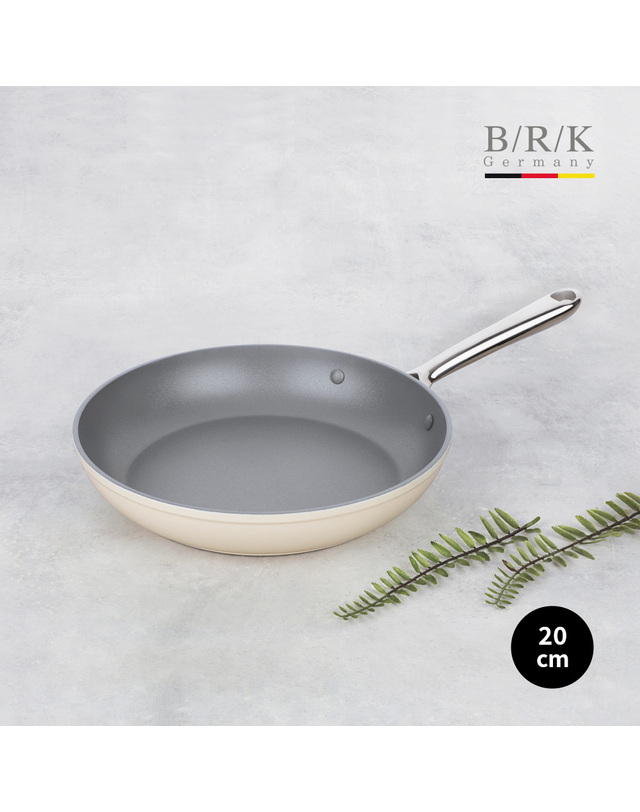 비알케이 [BRK] 에볼루션 풀 인덕션 후라이팬 20cm (밀크) 착용컷