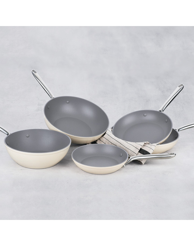 비알케이 [BRK] 에볼루션 풀 인덕션 후라이팬 20cm (밀크) 착용컷