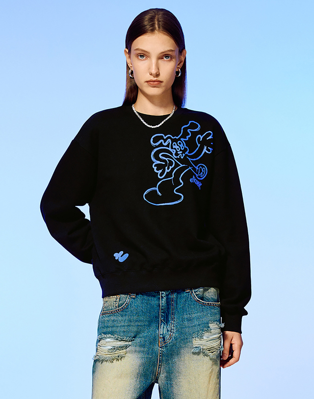 앤커버 DANCING LINE MOTION SWEATSHIRT-BLACK 착용컷