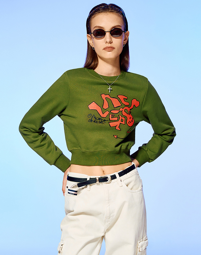 앤커버 DEVIL HEAD LOGO CROP SWEATSHIRT-OLIVE 착용컷