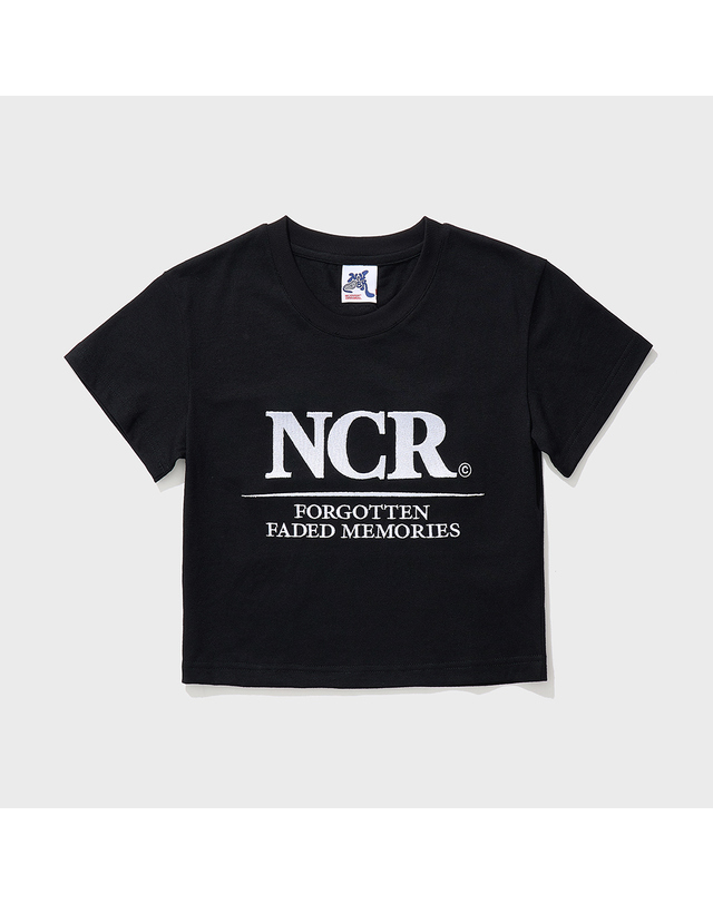 앤커버 NCR 시그니처 크롭 반팔 티셔츠 블랙 착용컷