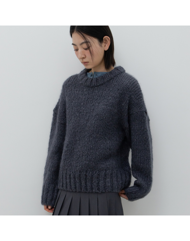 지비에이치 어패럴 HANDMADE LOOSE FIT SWEATER / CHARCOAL 착용컷