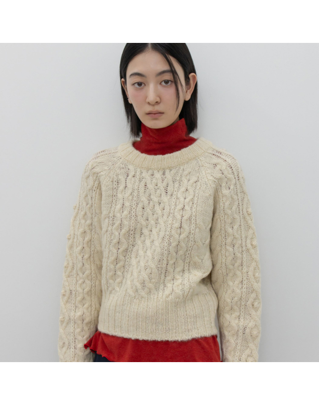 지비에이치 어패럴 CABLE KNIT SWEATER / IVORY 착용컷