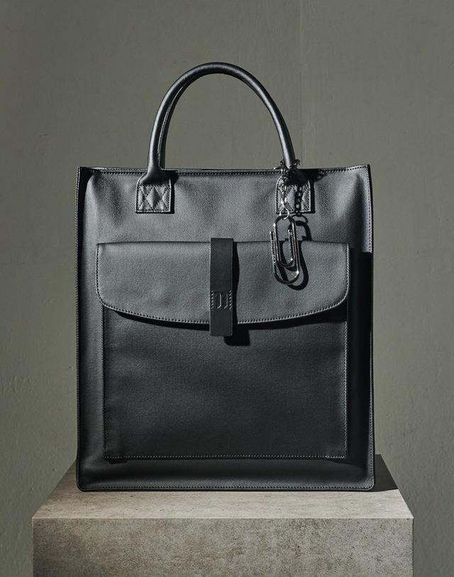 세러데이일레븐 11-TOTE BAG 블랙 착용컷
