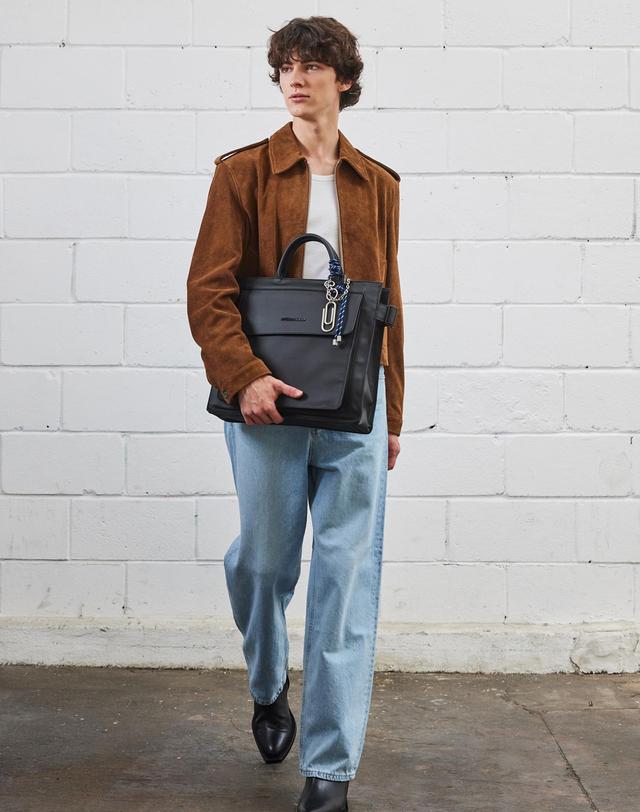 세러데이일레븐 NO.16 TRENCH TOTE BAG - BLACK 블랙 착용컷