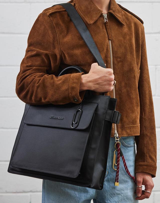 세러데이일레븐 NO.16 TRENCH TOTE BAG - BLACK 블랙 착용컷