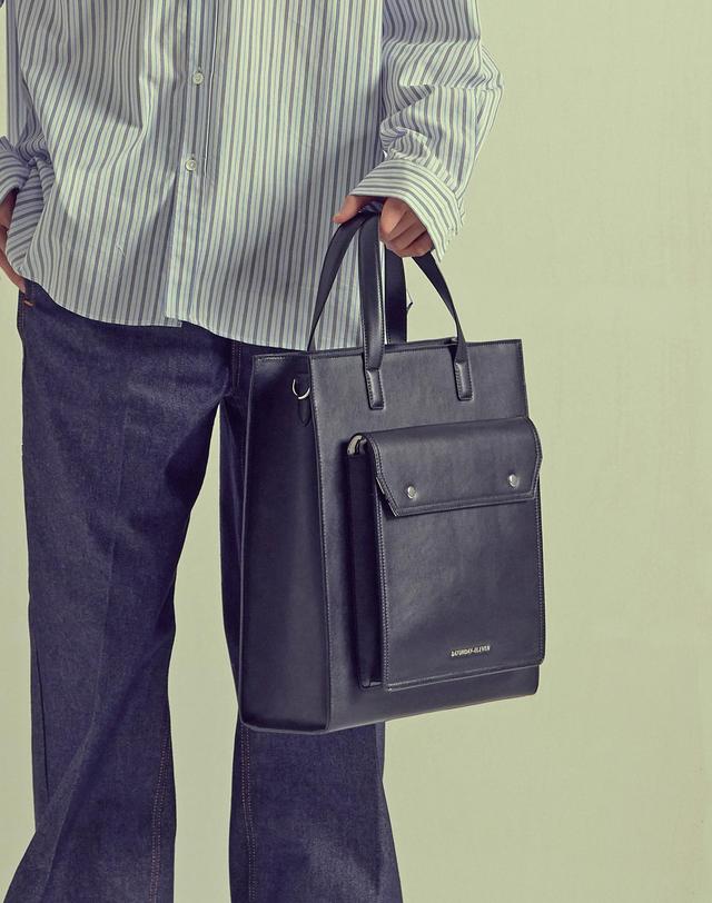 세러데이일레븐 NO.9 TOPSTITCHED LEATHER POCKET TOTE BAG 블랙 착용컷