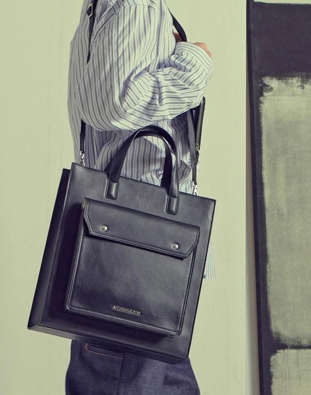 세러데이일레븐 NO.9 TOPSTITCHED LEATHER POCKET TOTE BAG 블랙 착용컷
