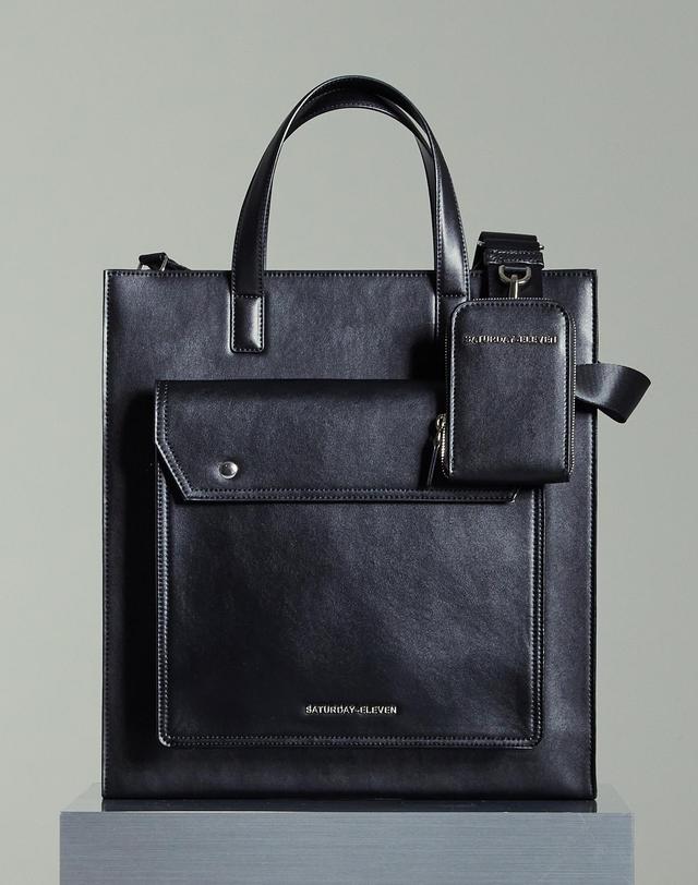 세러데이일레븐 NO.9 TOPSTITCHED LEATHER POCKET TOTE BAG 블랙 착용컷