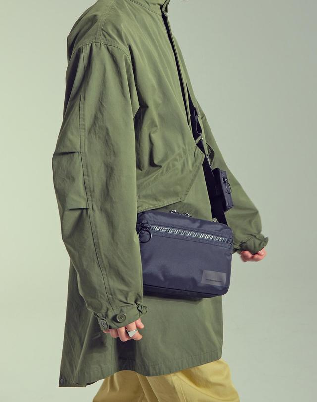 세러데이일레븐 ROBIC AIR CROSS BODY BAG - BLACK 블랙 착용컷