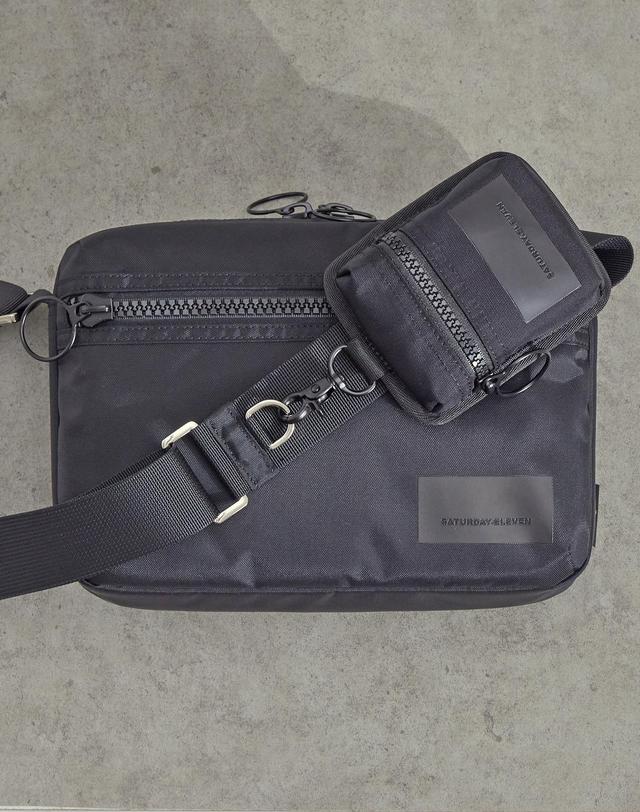 세러데이일레븐 ROBIC AIR CROSS BODY BAG - BLACK 블랙 착용컷