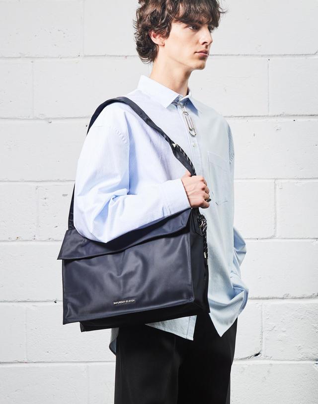 세러데이일레븐 NO.17 MILLAU MESSENGER BAG 블랙 착용컷