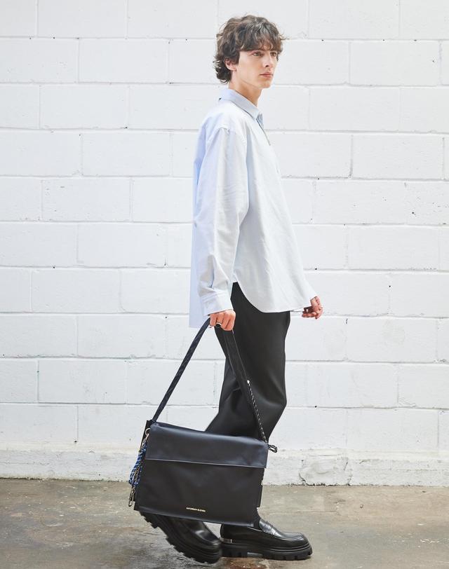 세러데이일레븐 NO.17 MILLAU MESSENGER BAG 블랙 착용컷