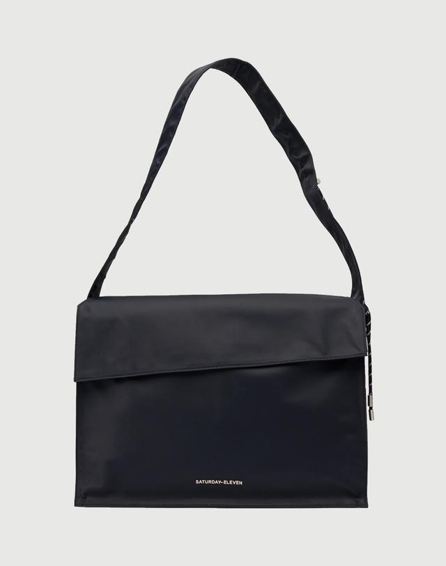 세러데이일레븐 NO.17 MILLAU MESSENGER BAG 블랙 착용컷