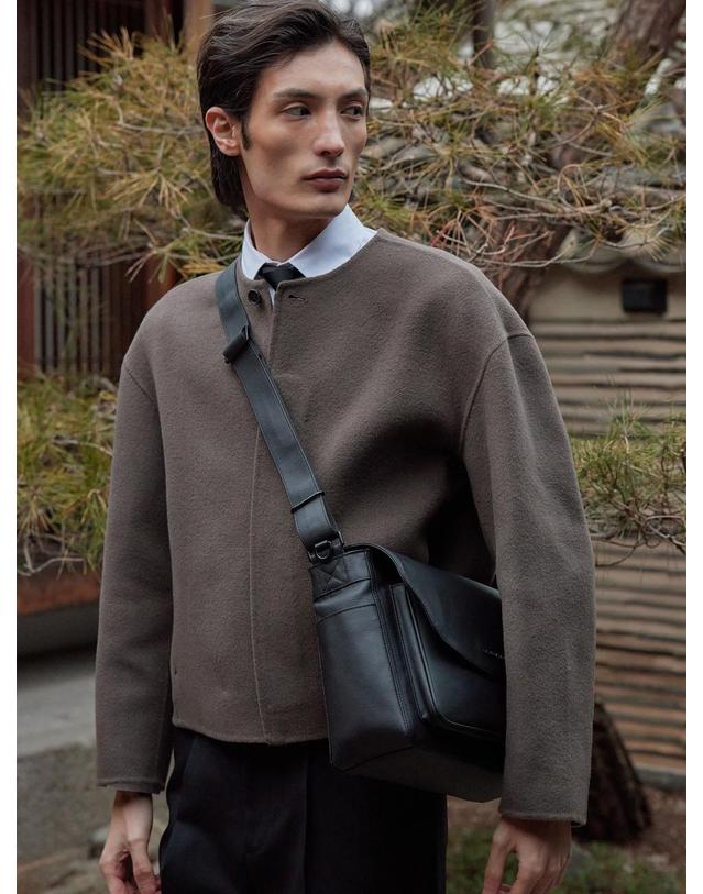 세러데이일레븐 NO.53 RIALTO MESSENGER BAG 블랙 착용컷