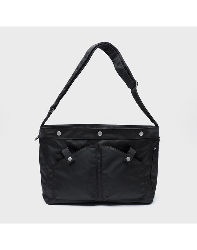 세러데이일레븐 NO.11 U CROSS BODY BAG _ BLACK 블랙 착용컷