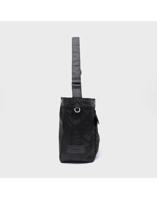 세러데이일레븐 NO.11 U CROSS BODY BAG _ BLACK 블랙 착용컷