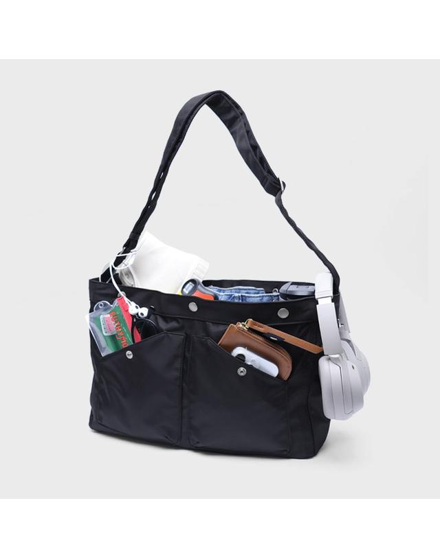 세러데이일레븐 NO.11 U CROSS BODY BAG _ BLACK 블랙 착용컷