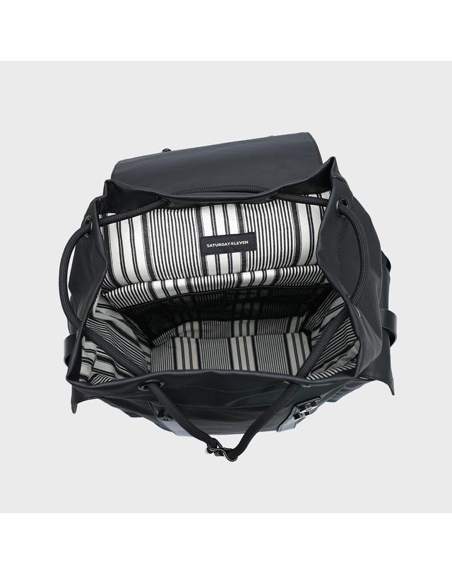세러데이일레븐 NO.1 RIALTO BACKPACK 블랙 착용컷