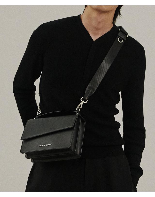 세러데이일레븐 NO.3 TOP STITCHED LEATHER HANDLE CROSS BODY BAG 착용컷