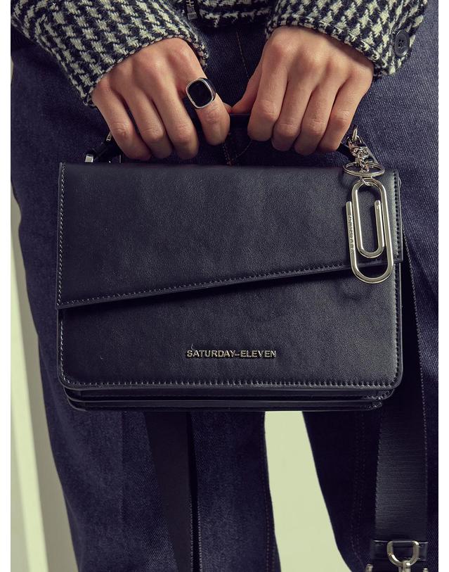 세러데이일레븐 NO.3 TOP STITCHED LEATHER HANDLE CROSS BODY BAG 착용컷