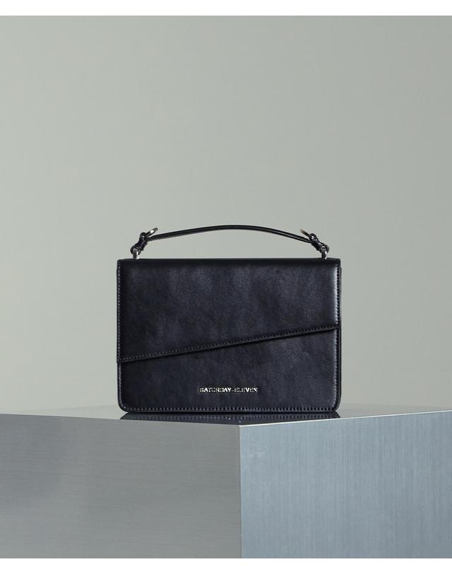 세러데이일레븐 NO.3 TOP STITCHED LEATHER HANDLE CROSS BODY BAG 착용컷