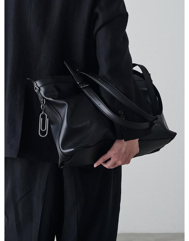 세러데이일레븐 NO.56 CAPILA TOTE BAG_BLACK 블랙 착용컷