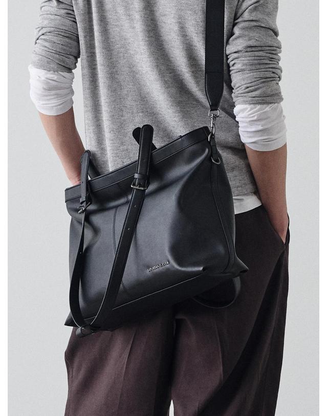 세러데이일레븐 NO.56 CAPILA TOTE BAG_BLACK 블랙 착용컷