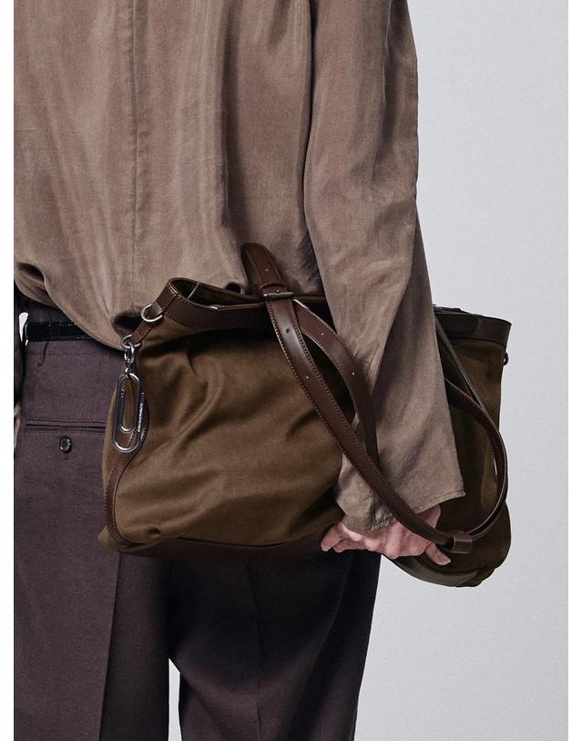 세러데이일레븐 NO.56 CAPILA TOTE BAG_ESPRESSO 브라운 착용컷