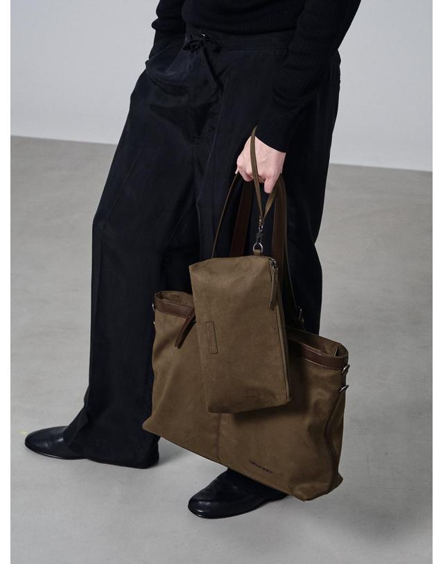 세러데이일레븐 NO.56 CAPILA TOTE BAG_ESPRESSO 브라운 착용컷
