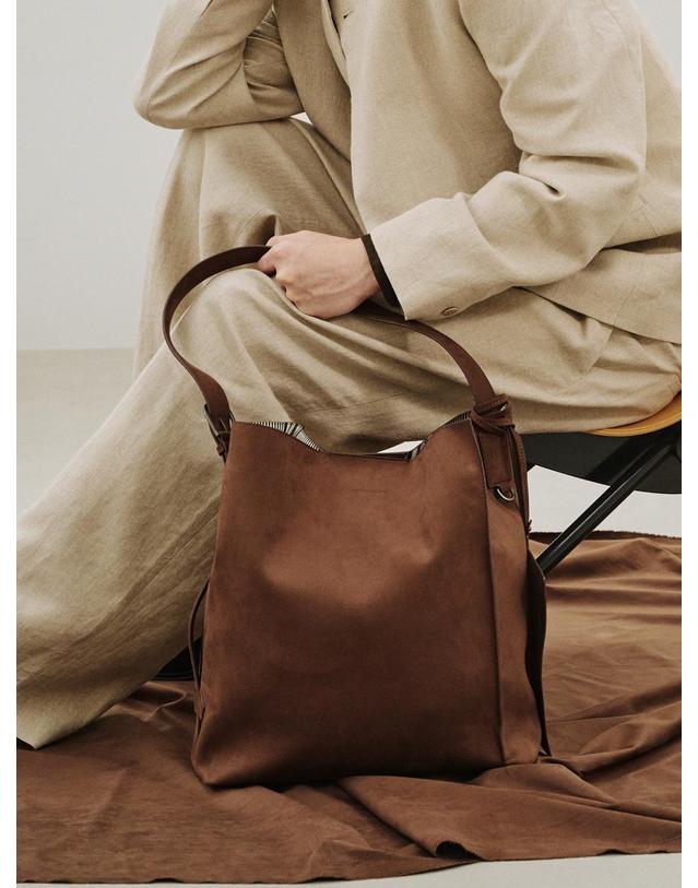 세러데이일레븐 NO.58 PULTENEY SHOULDER BAG_ESPRESSO 브라운 착용컷